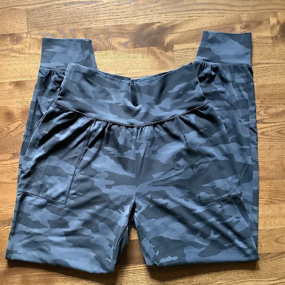 Athleta High Rise Salutation Jogger, SZ MT, Black Camo